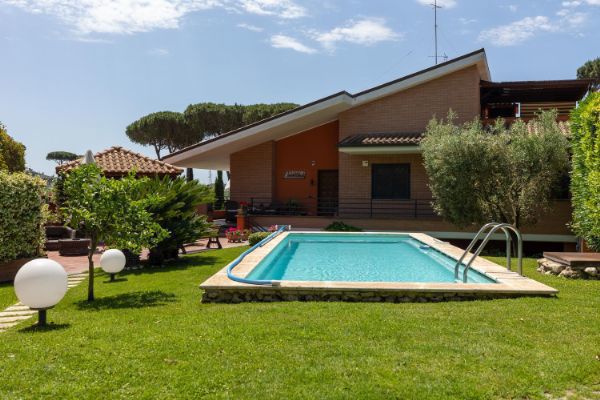 Villa Bifamiliare con giardino a Roma