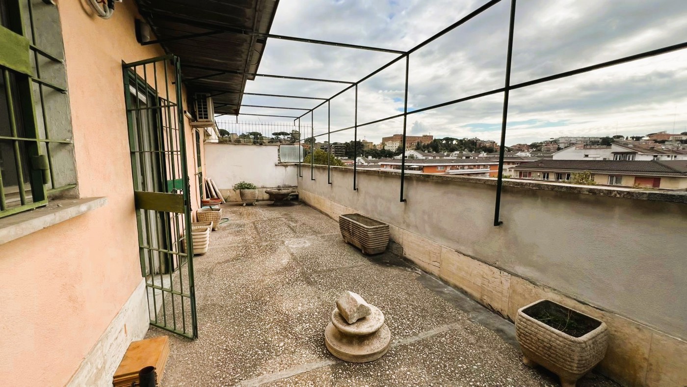 Attico da ristrutturare a Roma