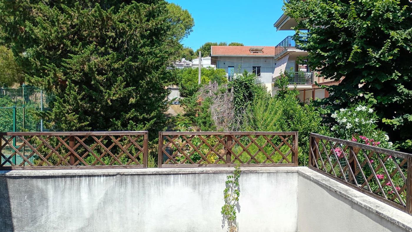 Stabile/Palazzo con giardino a Pescara