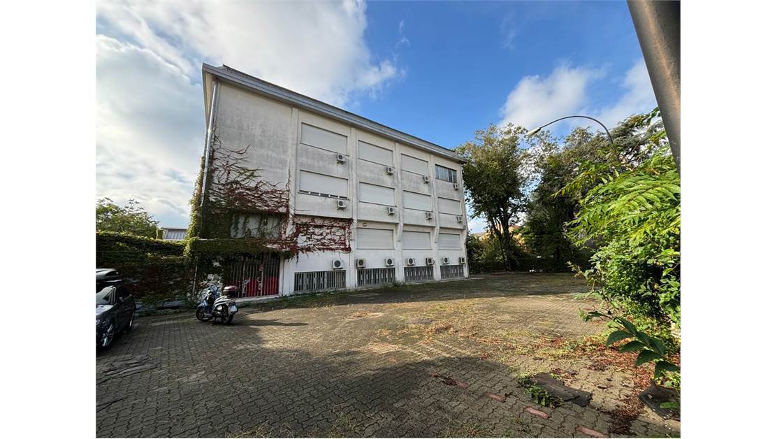 Ufficio con box doppio a Cinisello Balsamo