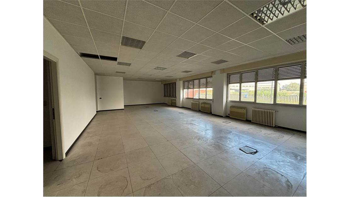 Ufficio con box doppio a Cinisello Balsamo