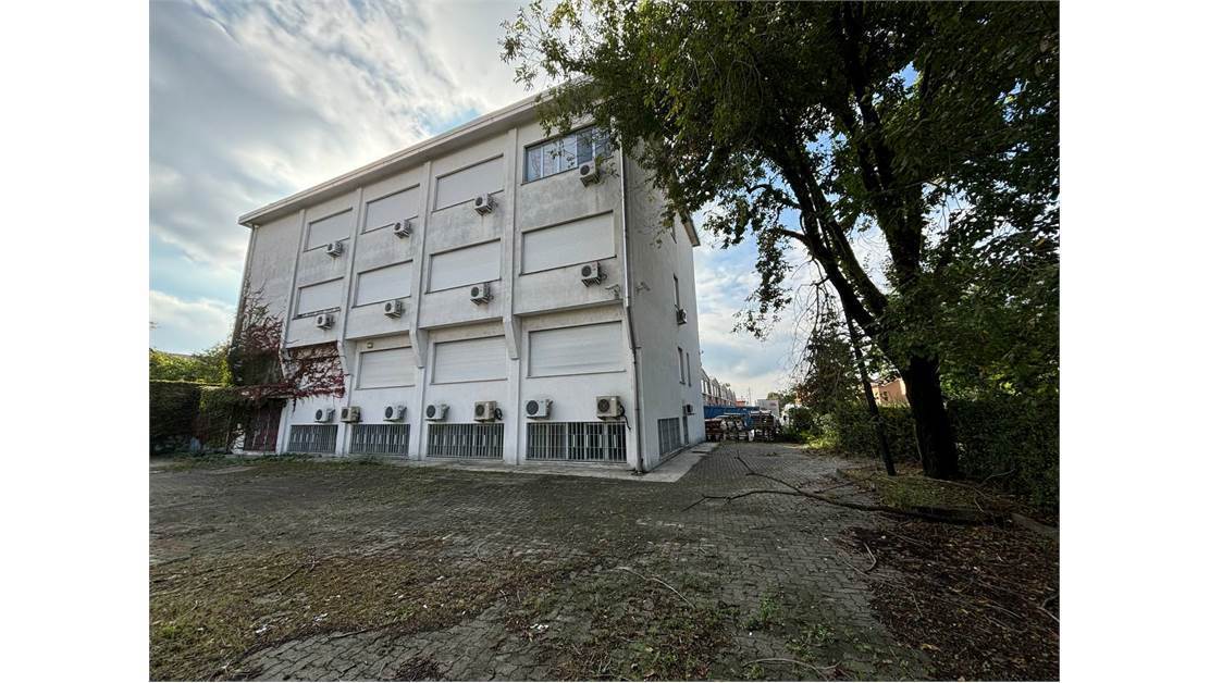 Ufficio con box doppio a Cinisello Balsamo