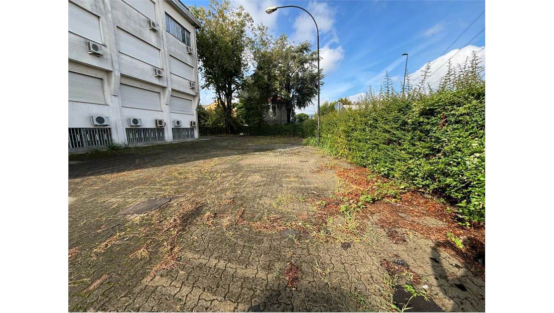 Ufficio con box doppio a Cinisello Balsamo