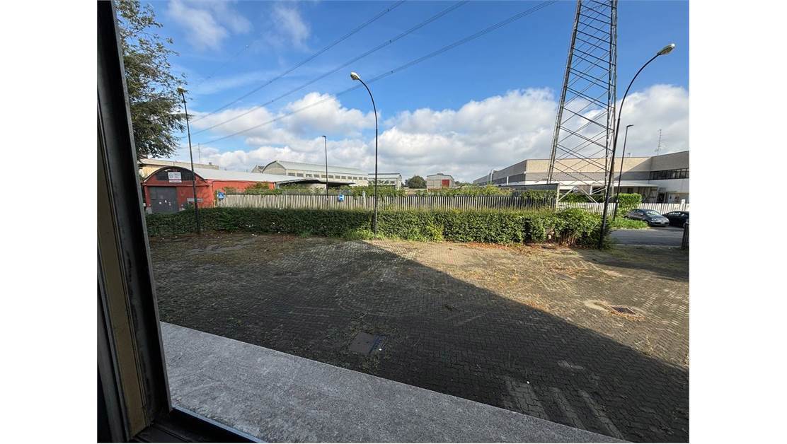 Ufficio con box doppio a Cinisello Balsamo