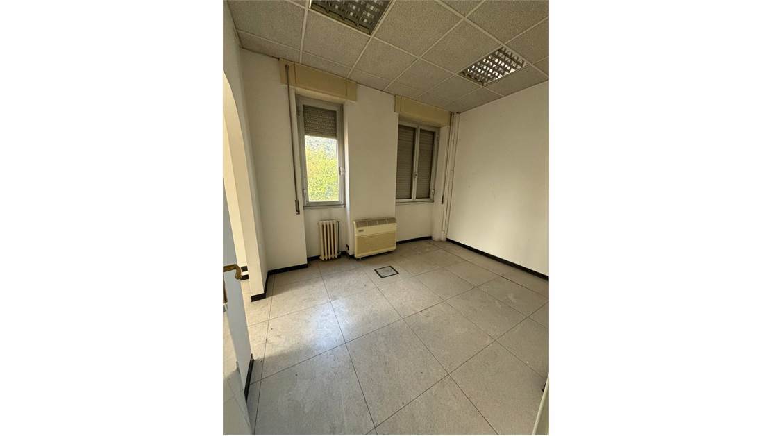 Ufficio con box doppio a Cinisello Balsamo