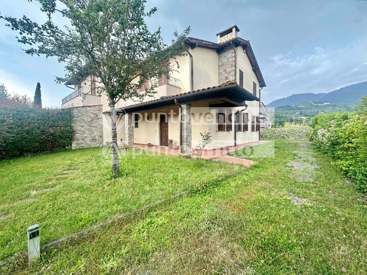 Villa Bifamiliare con giardino, Capannori marlia