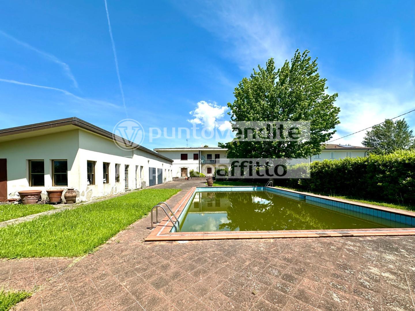 Villa Bifamiliare con giardino, Capannori lammari