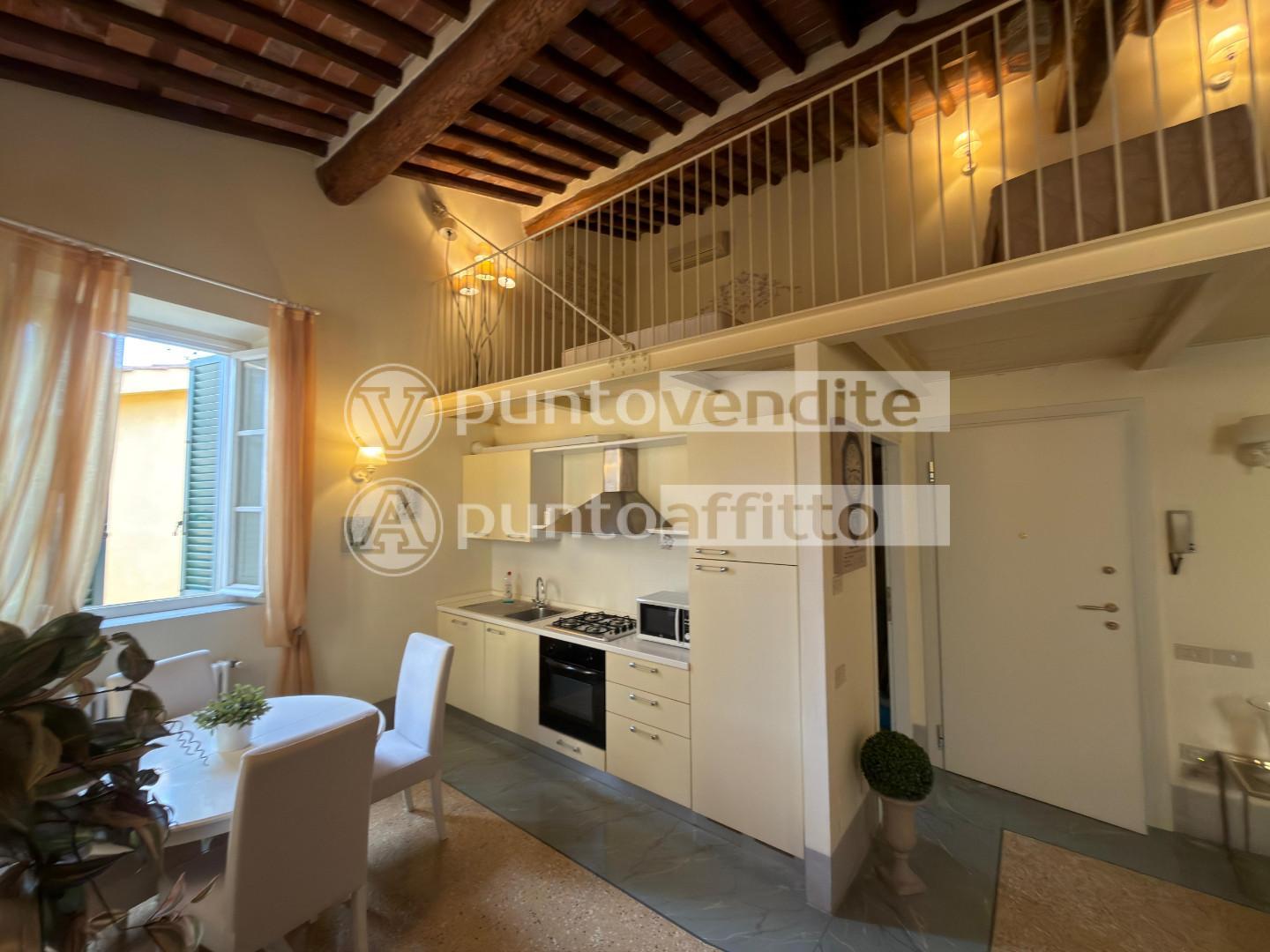 Bilocale arredato in affitto, Lucca centro storico