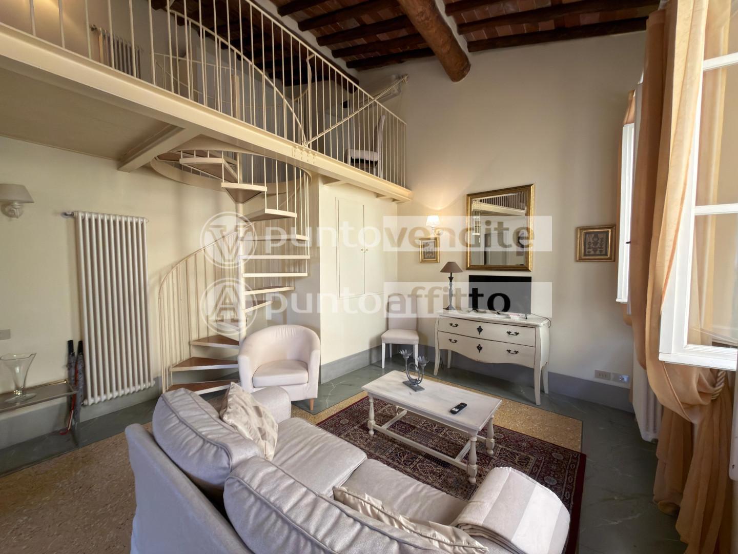 Bilocale arredato in affitto, Lucca centro storico