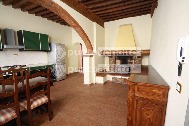 Trilocale arredato in affitto, Lucca centro storico