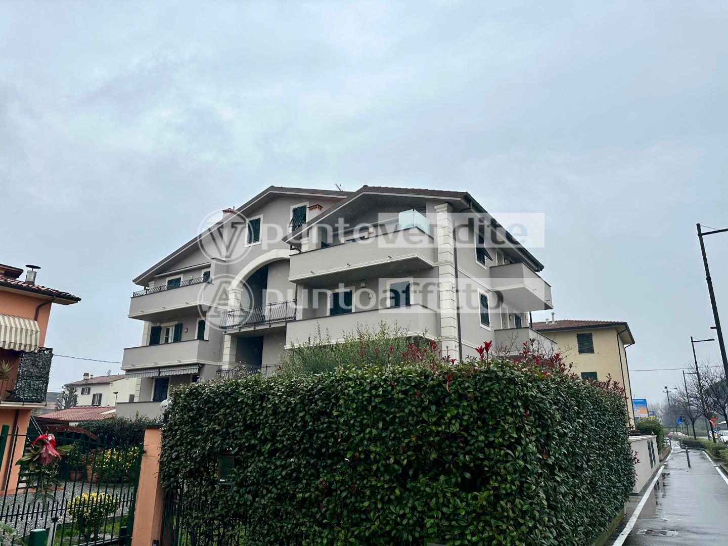 Quadrilocale con terrazzi, Lucca arancio