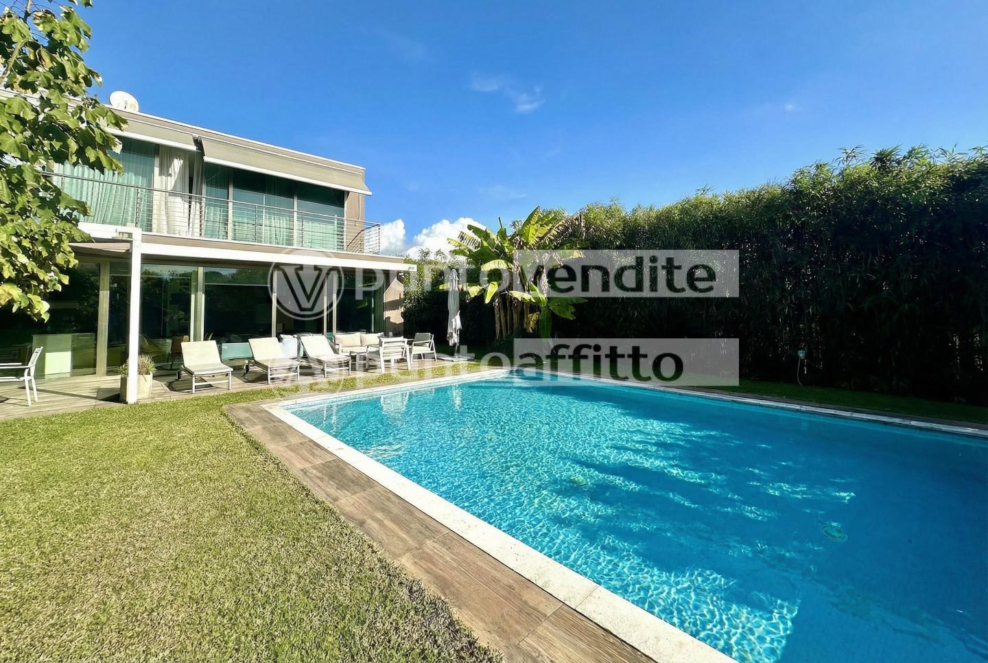 Villa con giardino, Lucca santissima annunziata