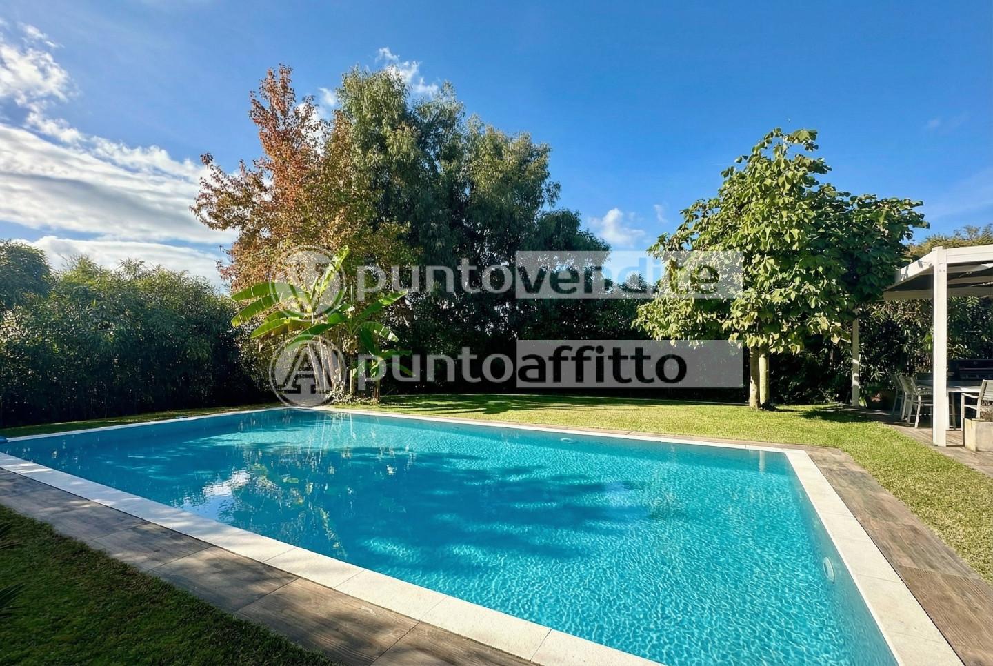 Villa con giardino, Lucca santissima annunziata