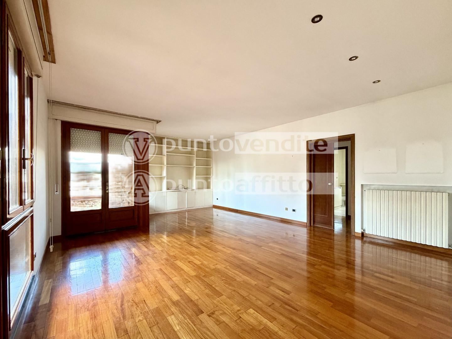 Appartamento con terrazzo, Lucca san marco