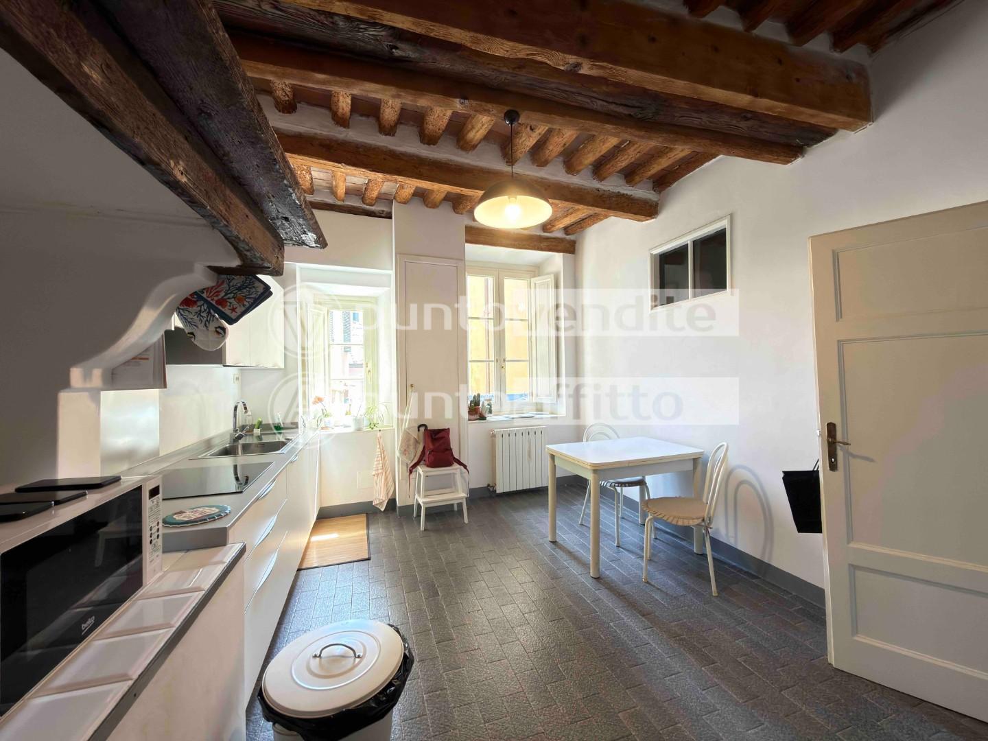 Quadrilocale arredato in affitto, Lucca centro storico