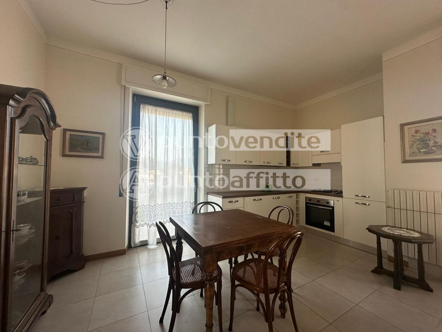 Trilocale arredato in affitto, Lucca borgo giannotti