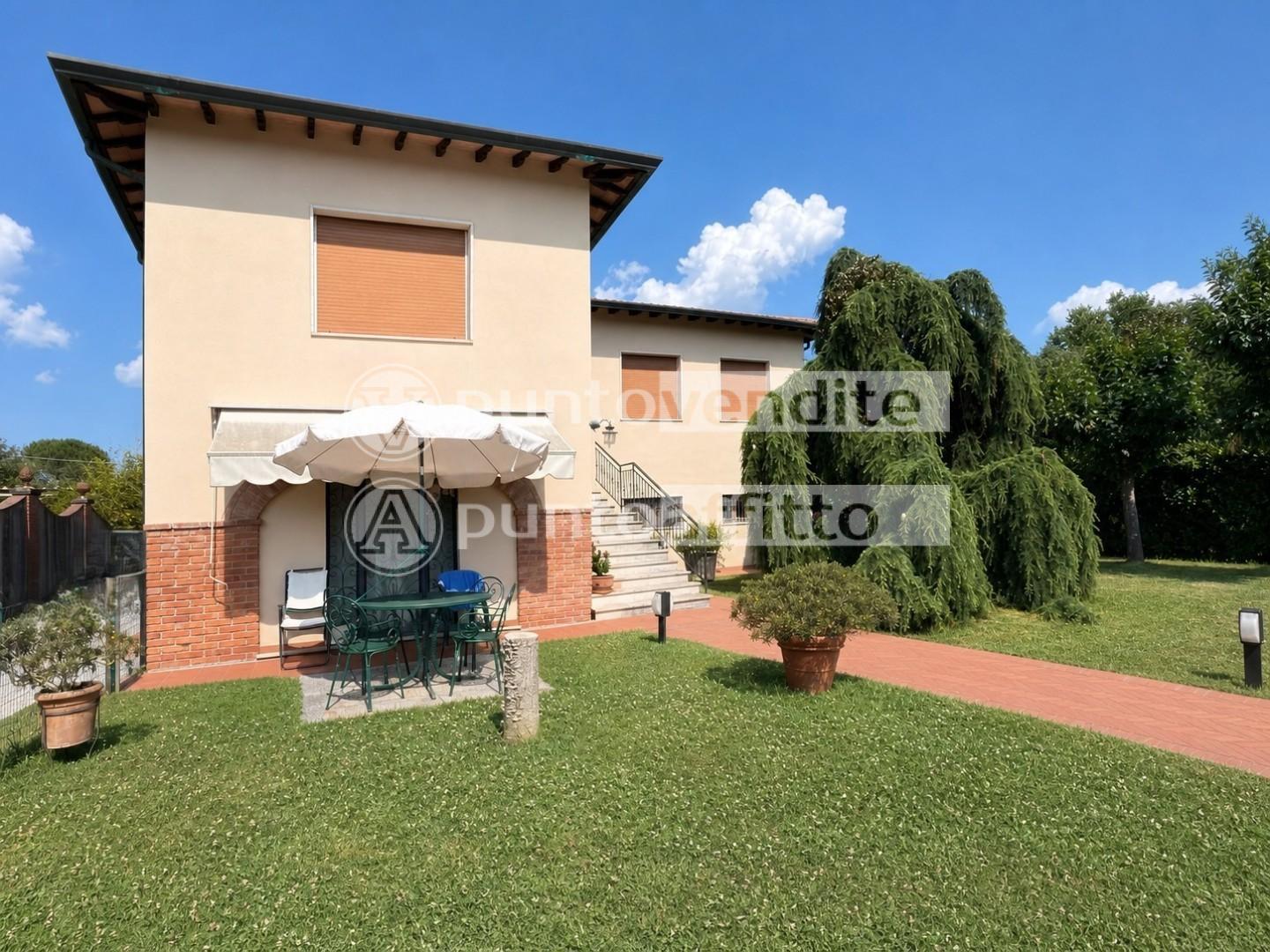 Villa con giardino, Lucca sant'alessio