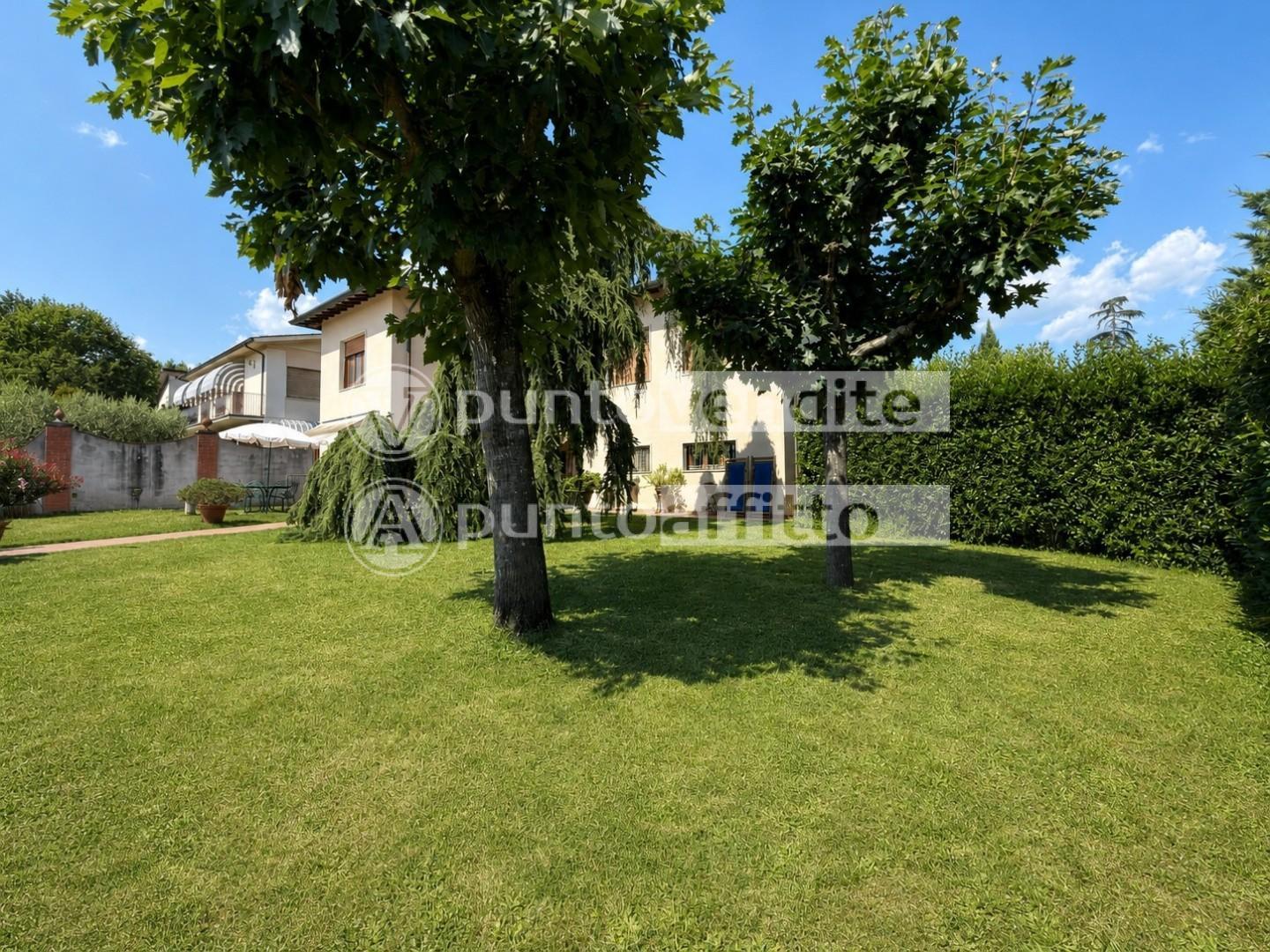 Villa con giardino, Lucca sant'alessio