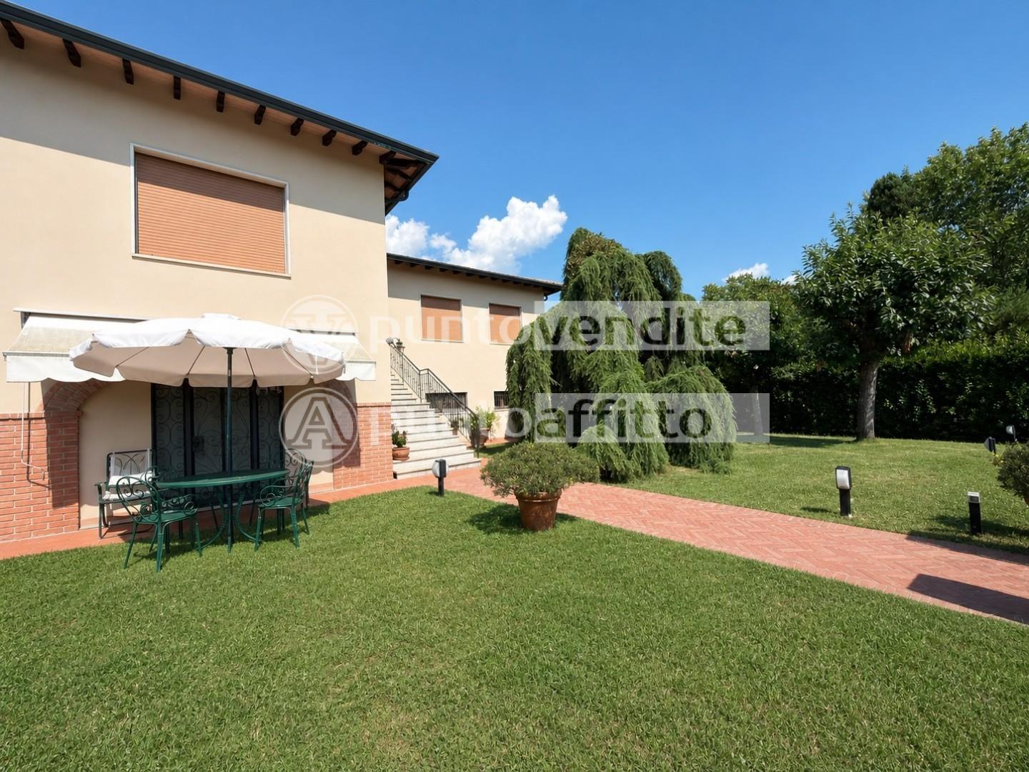 Villa con giardino, Lucca sant'alessio