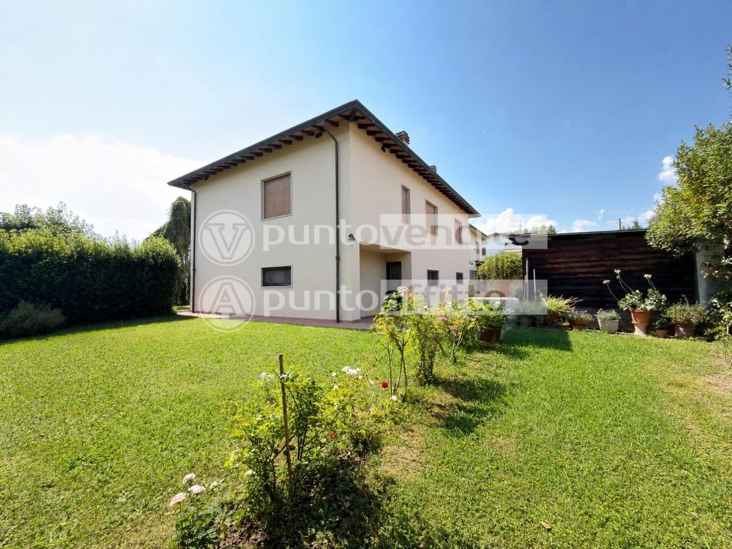 Villa con giardino, Lucca sant'alessio