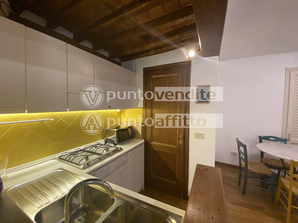 Bilocale arredato in affitto, Lucca centro storico