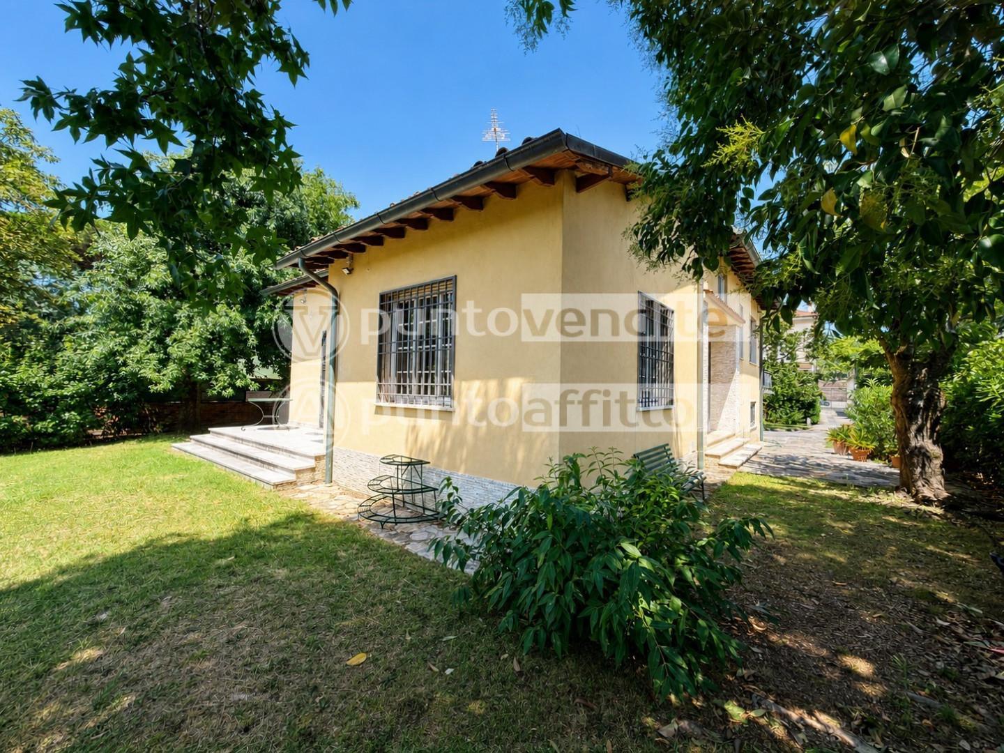 Villa con giardino, Lucca prima periferia