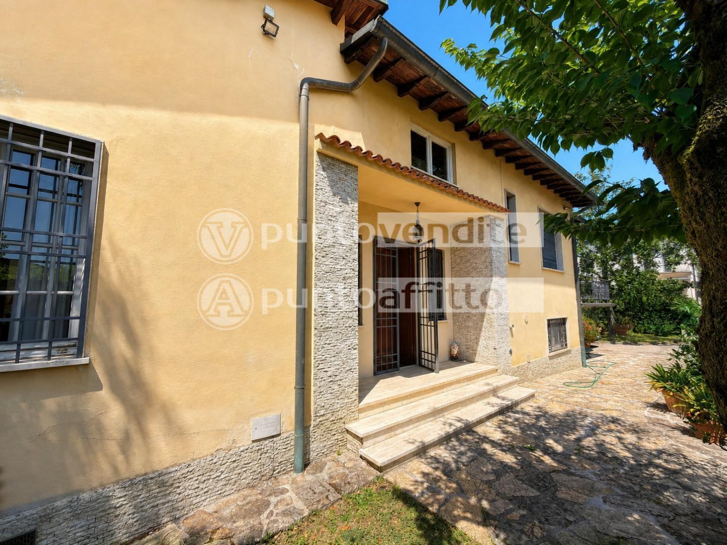 Villa con giardino, Lucca prima periferia