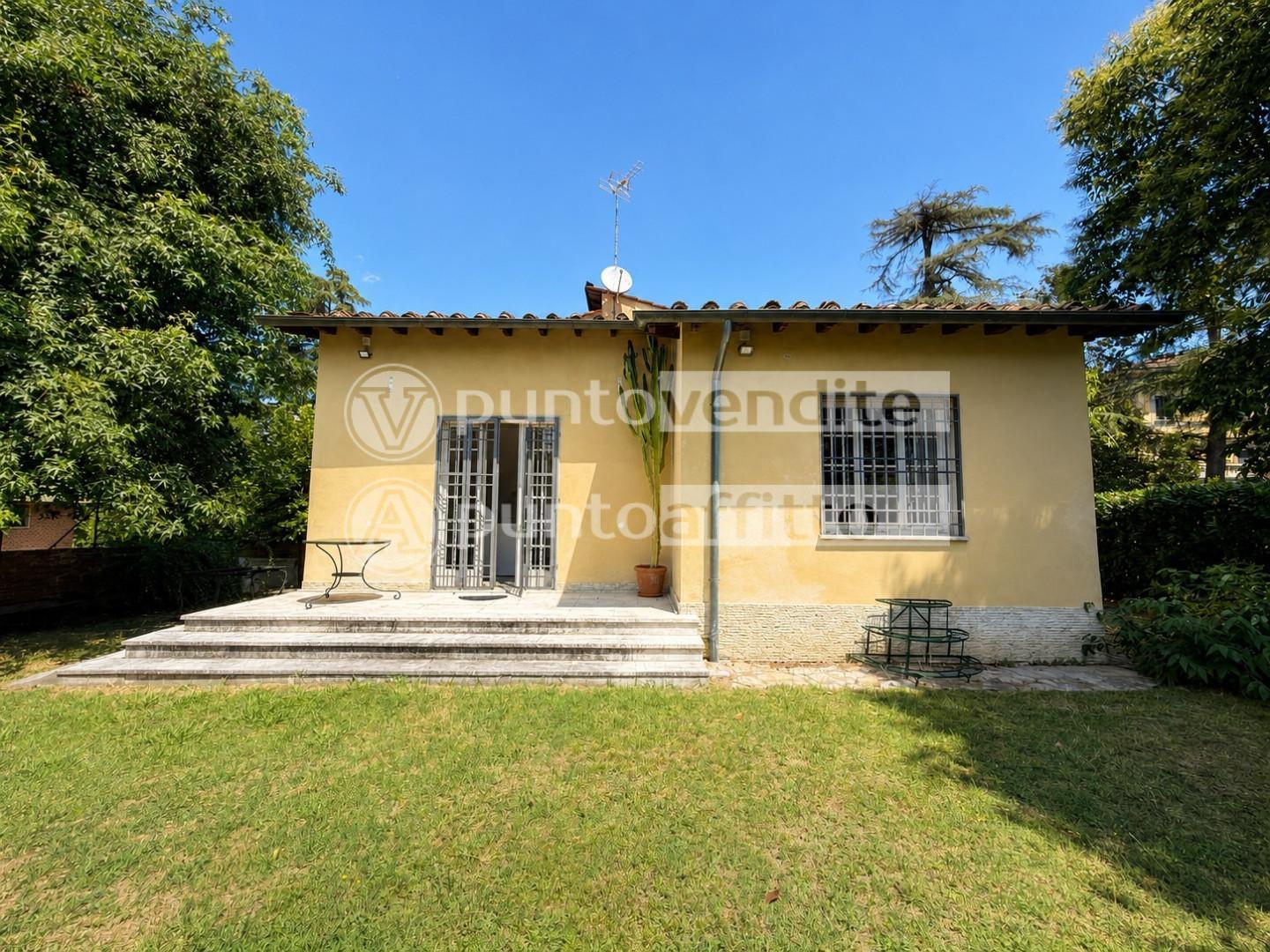 Villa con giardino, Lucca prima periferia