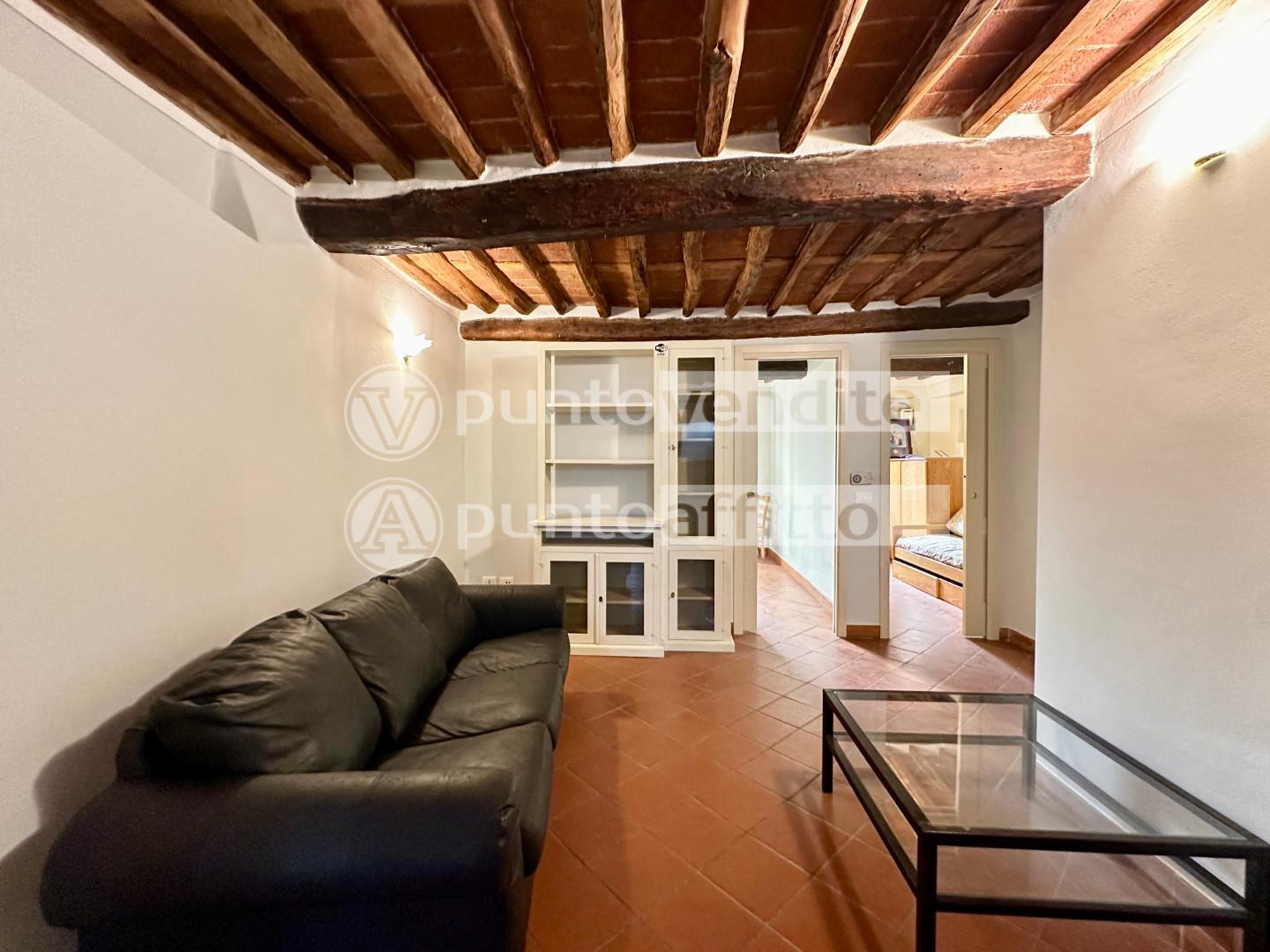 Trilocale arredato in affitto, Lucca centro storico