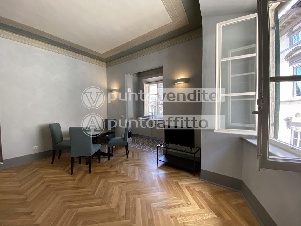 Trilocale arredato in affitto, Lucca centro storico
