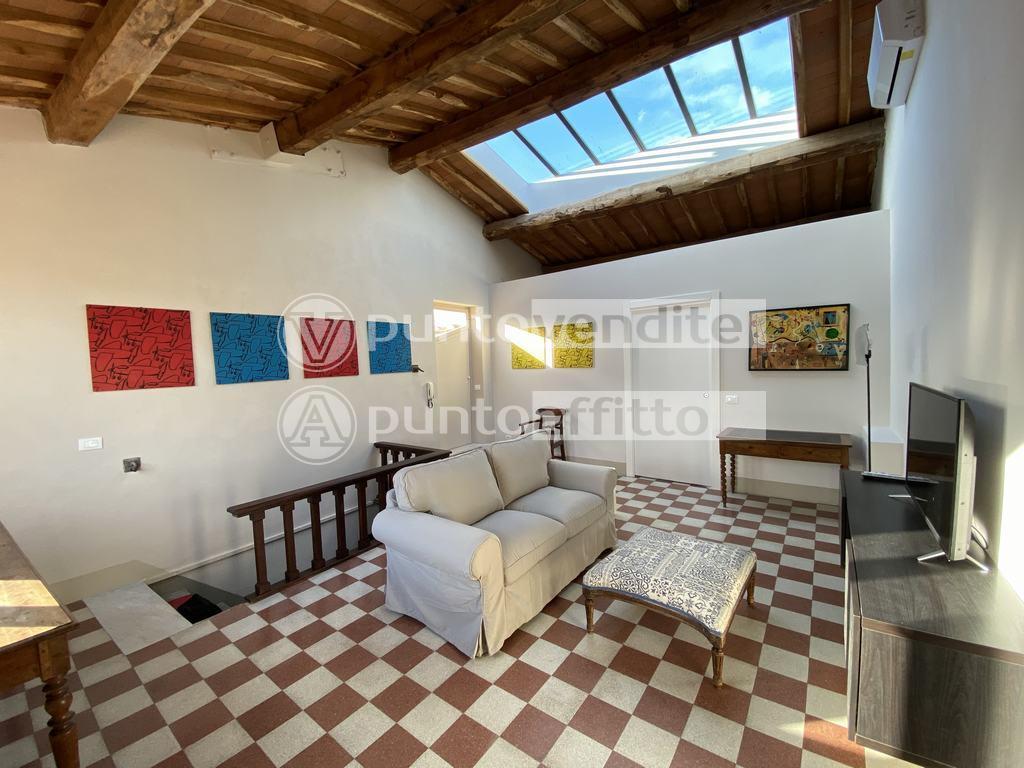 Bilocale arredato in affitto, Lucca centro storico