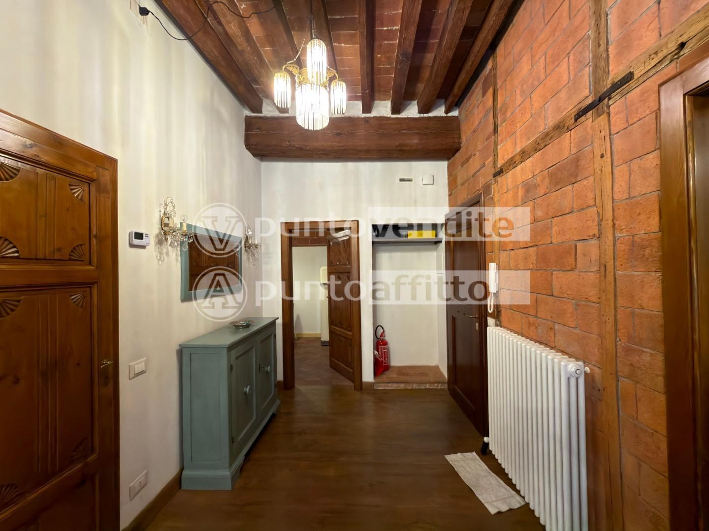 Trilocale arredato in affitto, Lucca centro storico