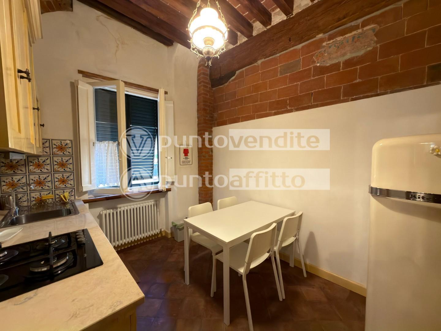 Trilocale arredato in affitto, Lucca centro storico