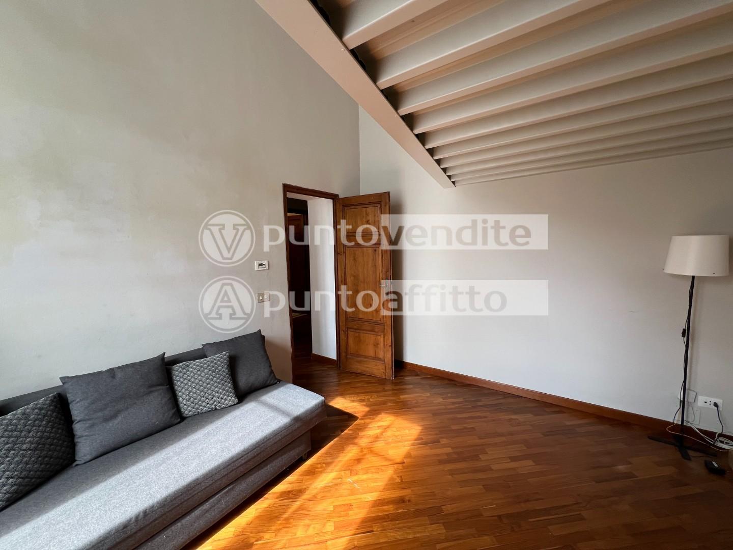 Trilocale arredato in affitto, Lucca centro storico
