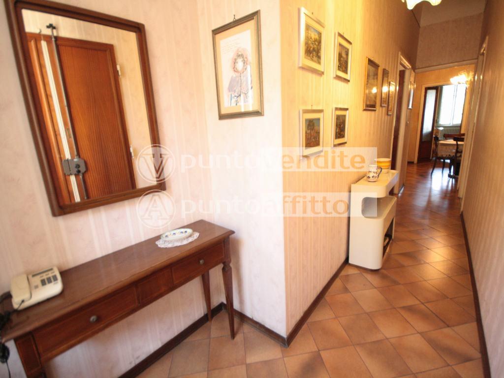 Quadrilocale arredato in affitto, Lucca centro storico