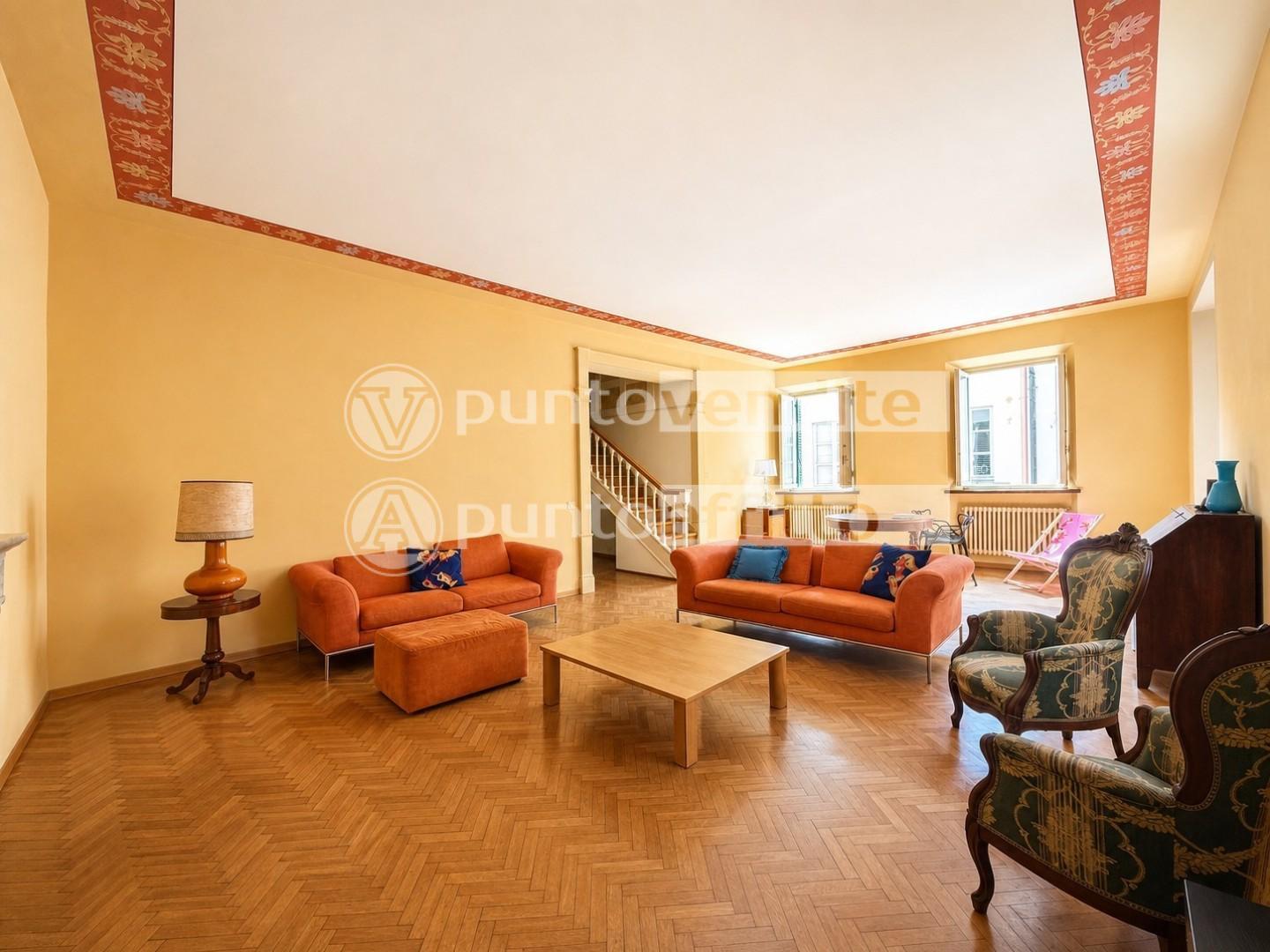 Appartamento con terrazzo, Lucca centro storico