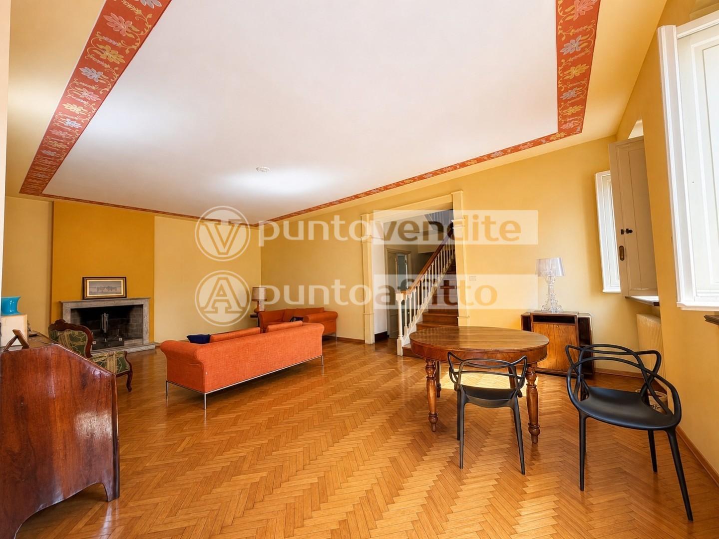Appartamento con terrazzo, Lucca centro storico