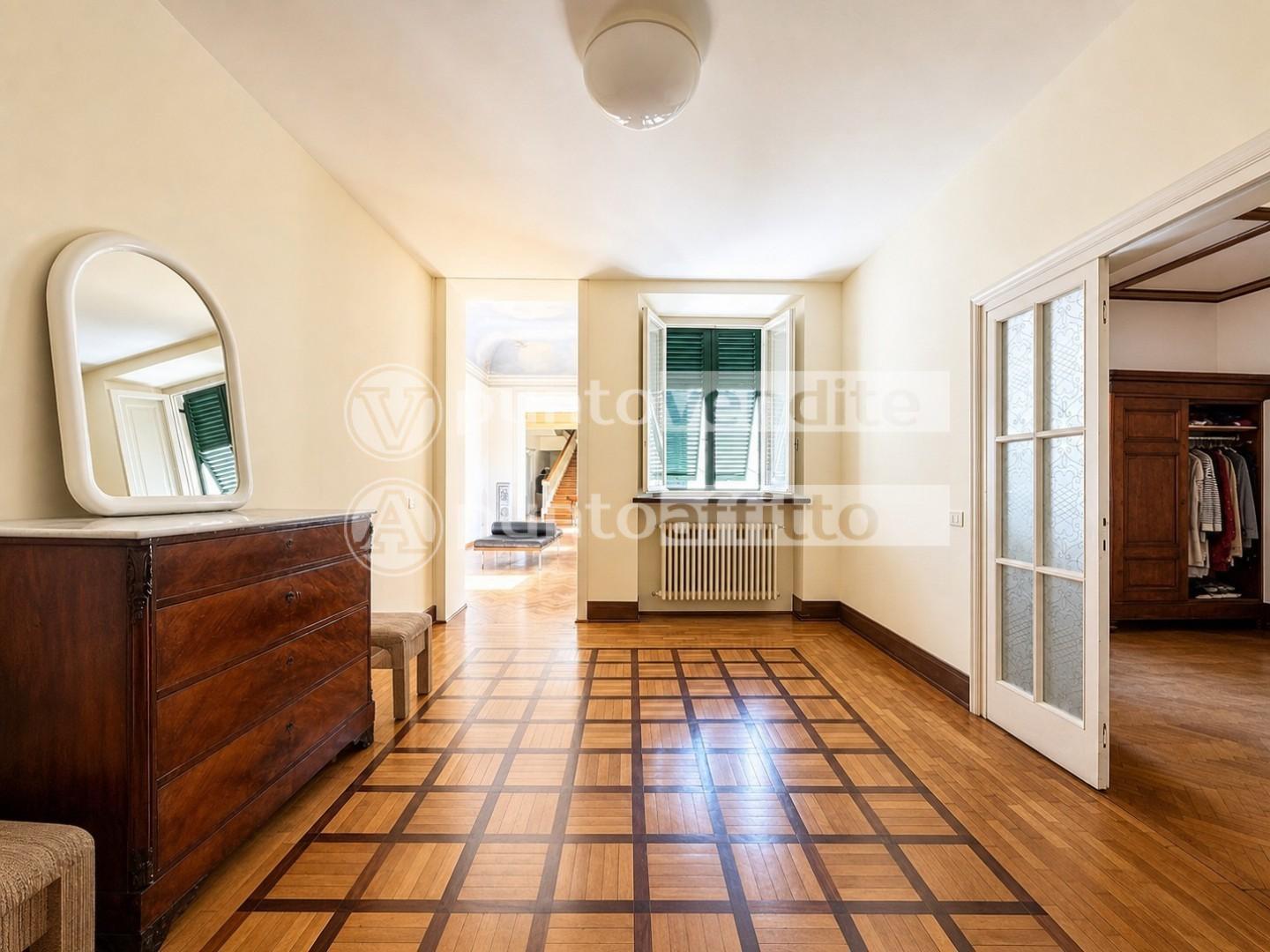 Appartamento con terrazzo, Lucca centro storico