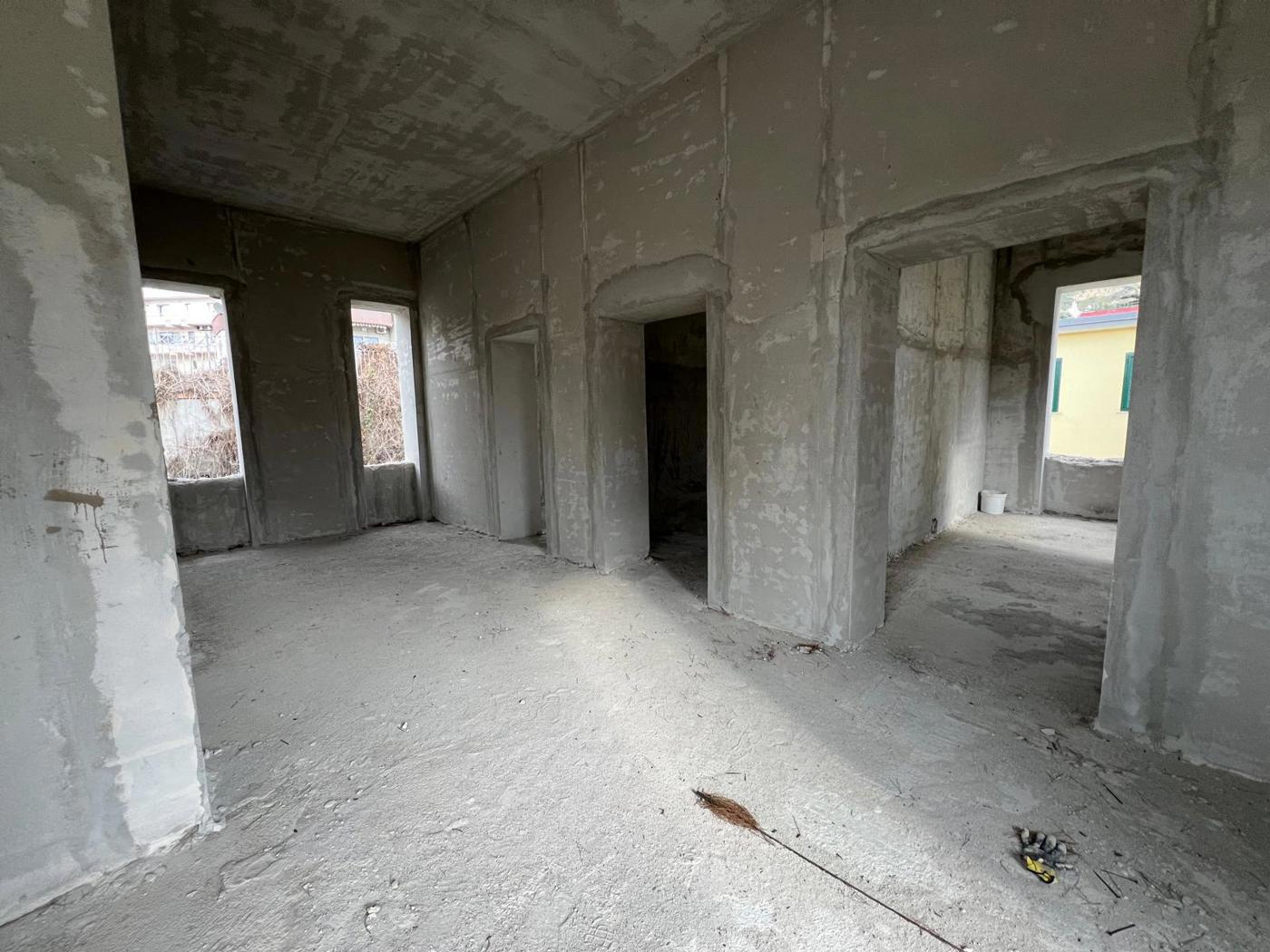 Stabile/Palazzo con box a Pozzuoli