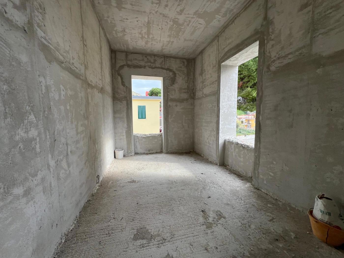 Stabile/Palazzo con box a Pozzuoli