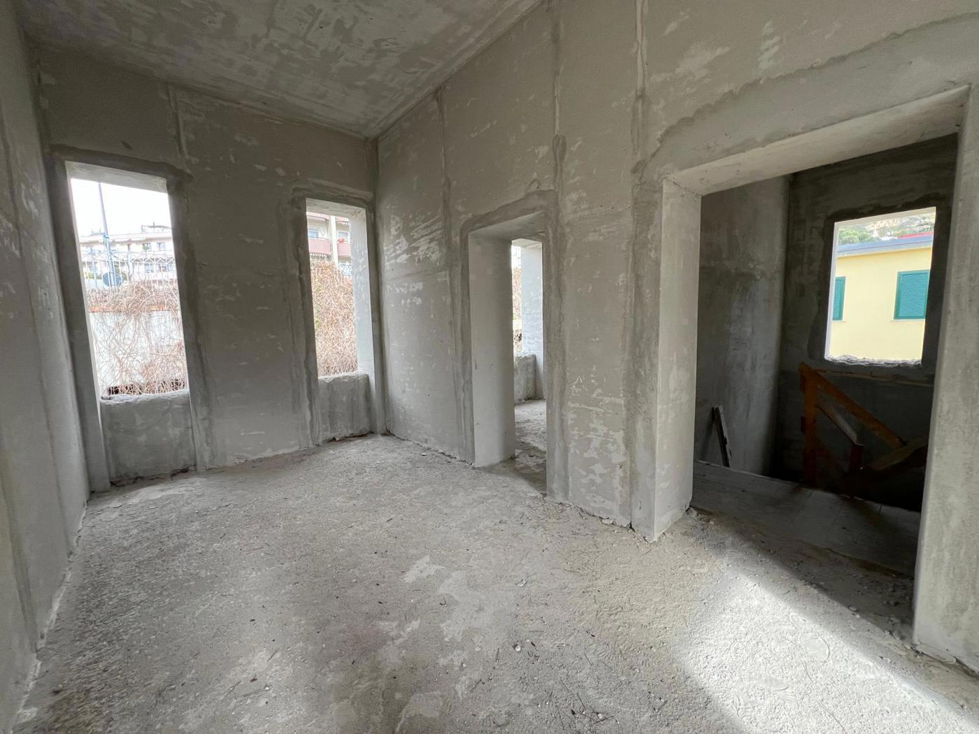 Stabile/Palazzo con box a Pozzuoli