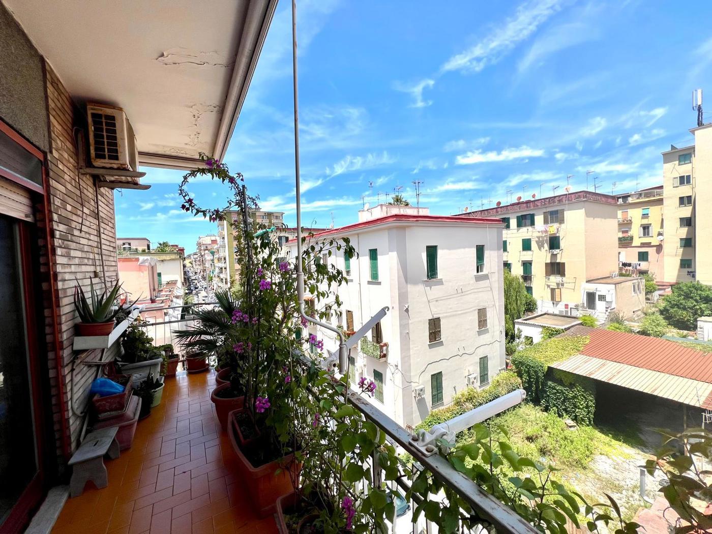 Trilocale da ristrutturare a Napoli