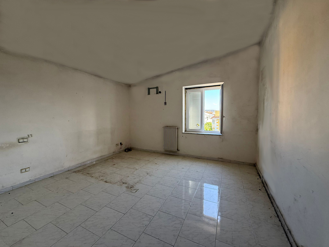 Trilocale da ristrutturare a Giugliano in Campania