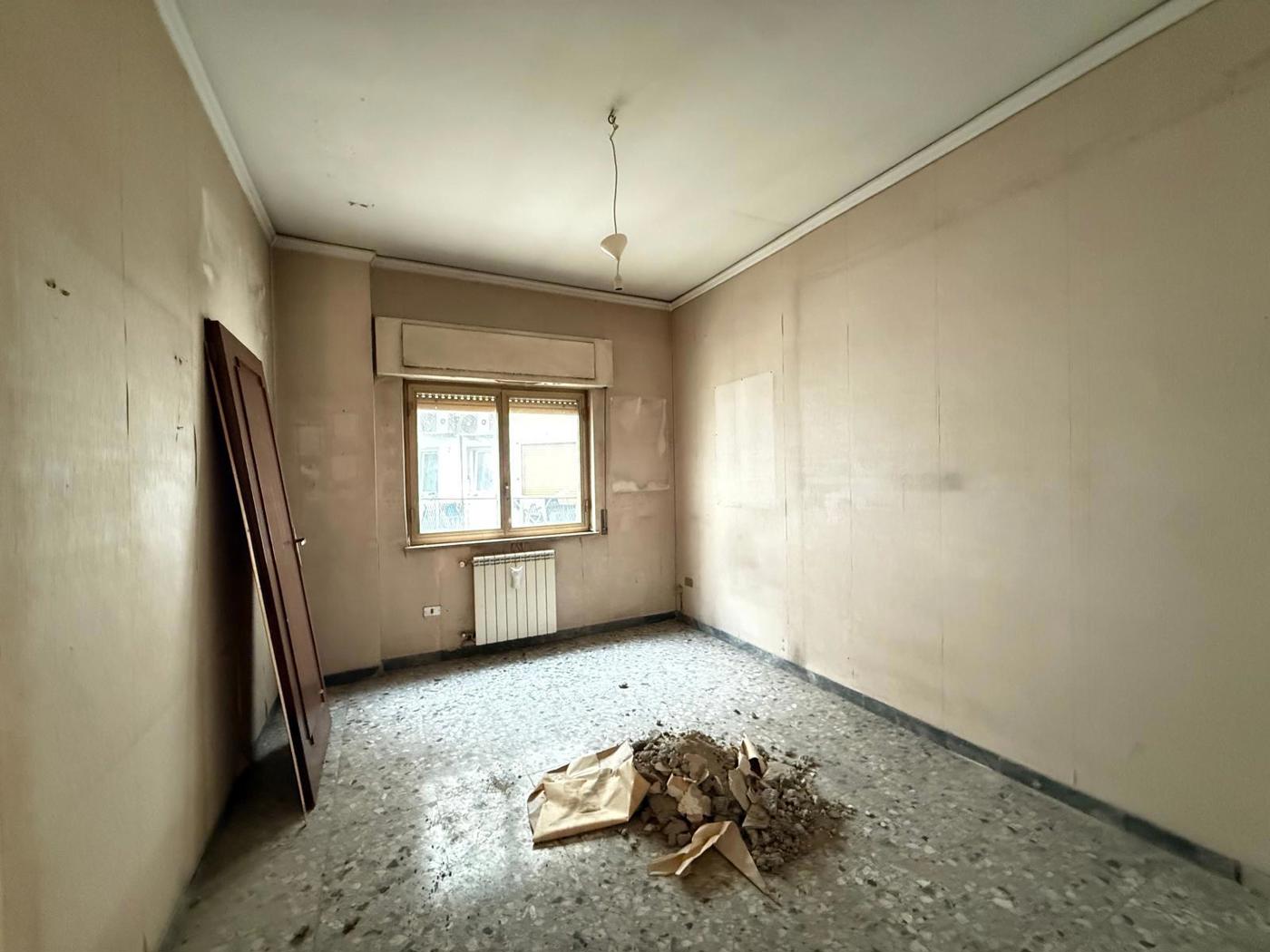 Bilocale da ristrutturare a Napoli