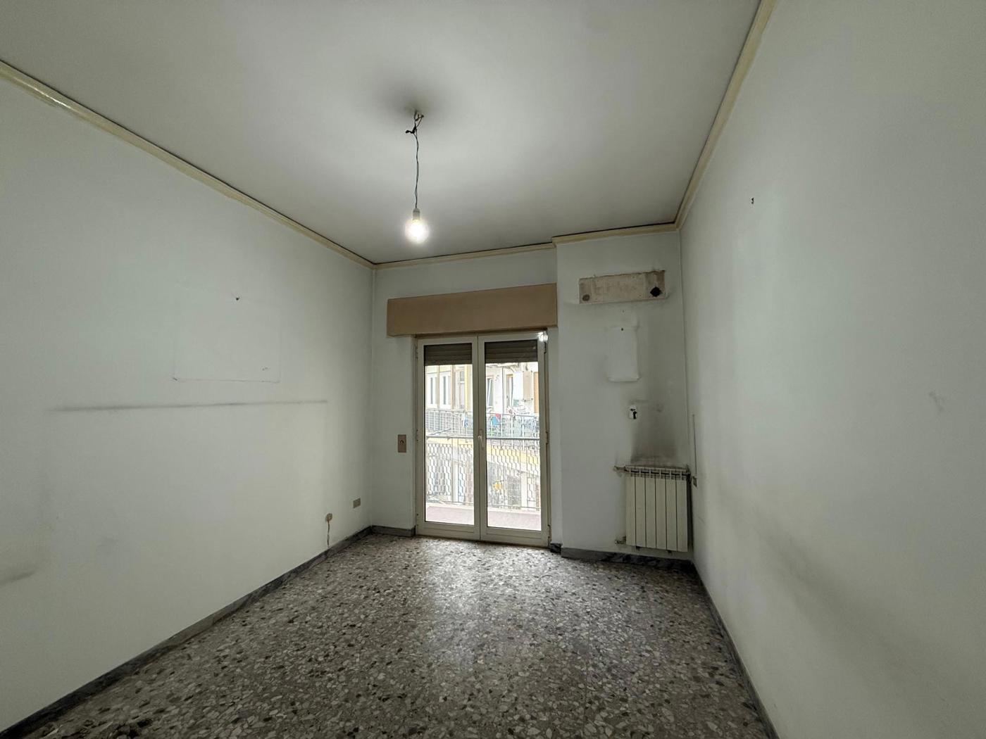 Bilocale da ristrutturare a Napoli