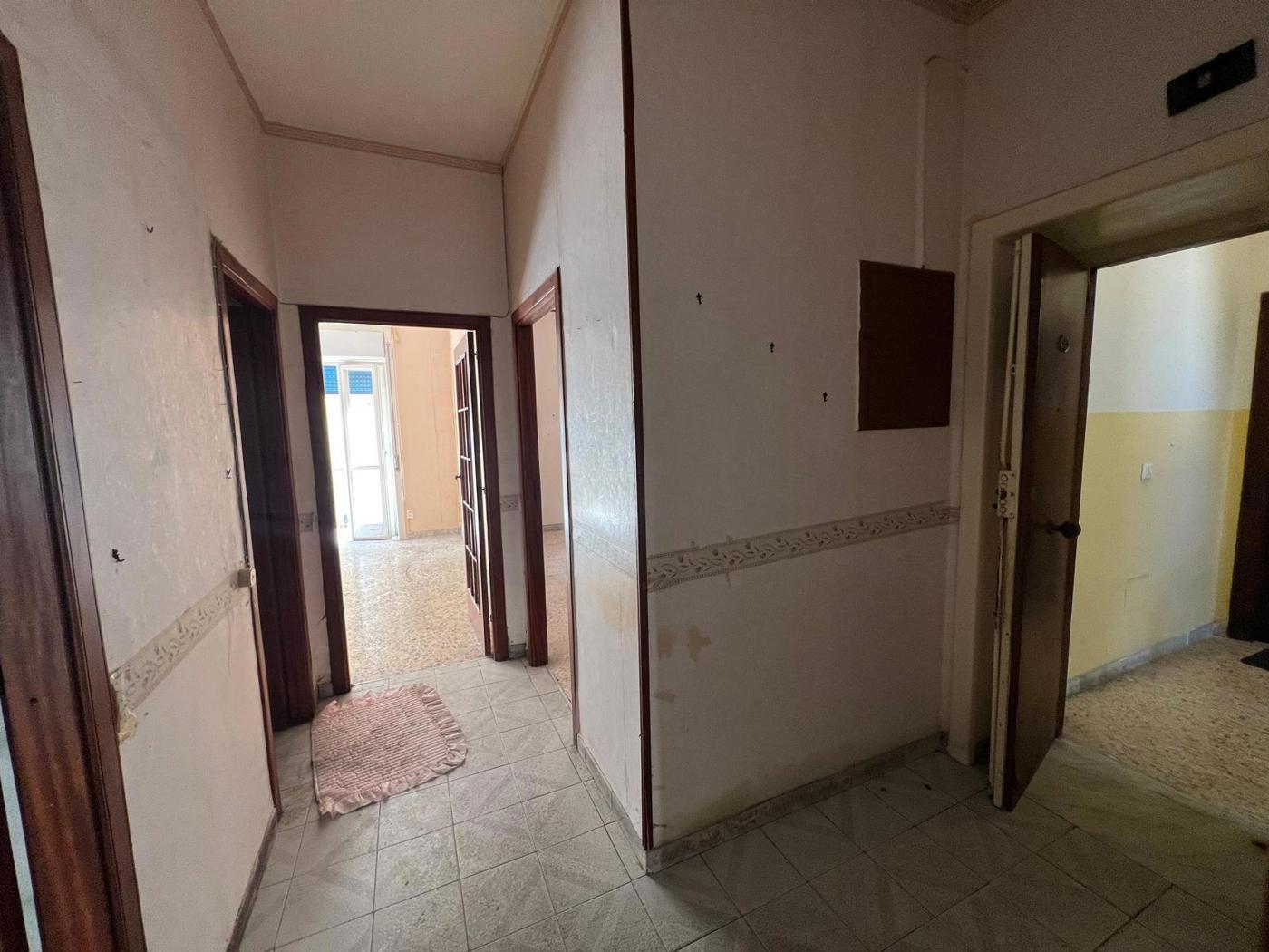 Trilocale da ristrutturare a Pozzuoli