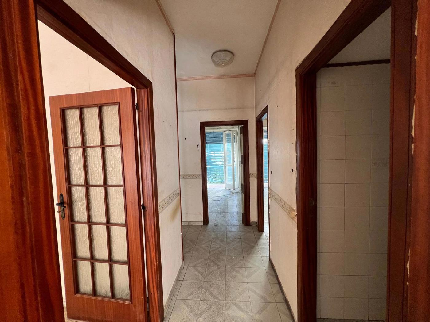 Trilocale da ristrutturare a Pozzuoli