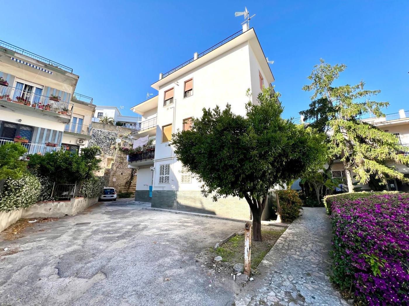 Bilocale con box a Pozzuoli