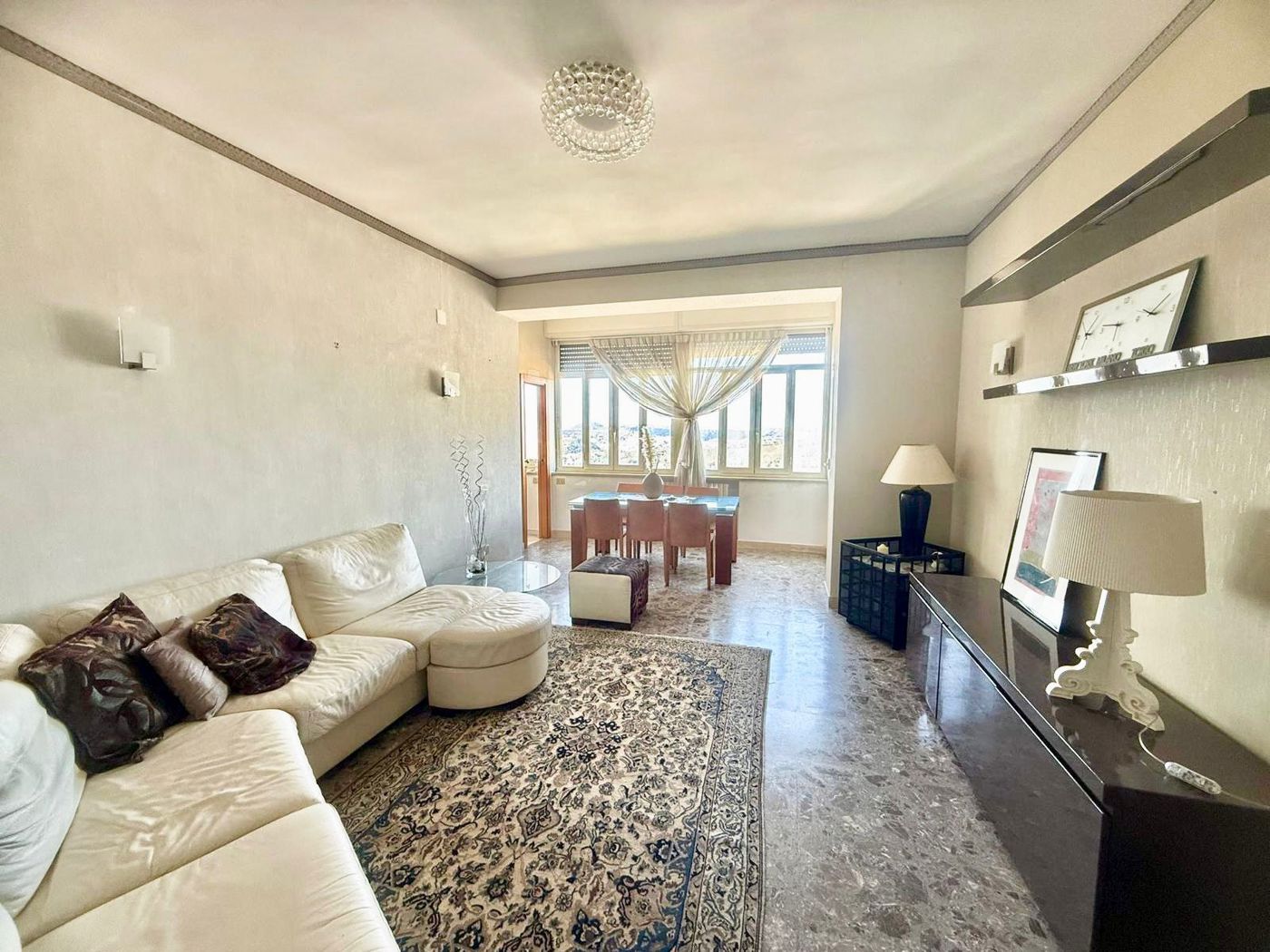 Trilocale arredato in affitto a Napoli