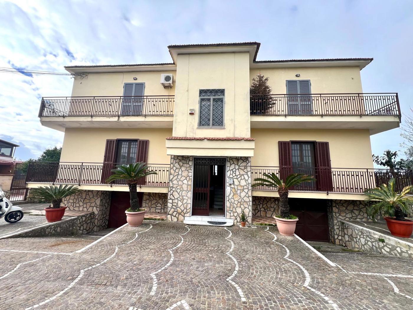 Trilocale arredato in affitto a Pozzuoli